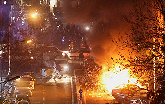 В Тегеране началась церемония похорон 100 погибших в ходе беспорядков