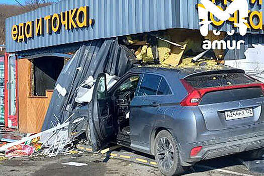 Mash: в Приморье водитель Mitsubishi влетел на скорости в кафе, женщина не выжила