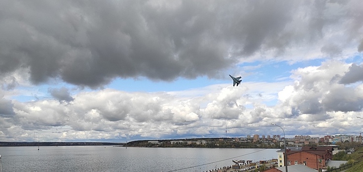 Су-35 пилотажной группы "Соколы России" провел демонстрационный полет в небе над Ижевском