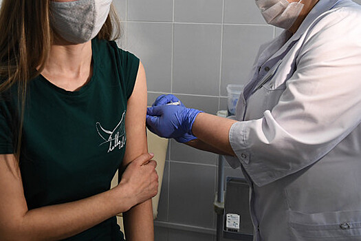 Онищенко раскритиковал иностранцев, бесплатно вакцинирующихся в московских ТЦ