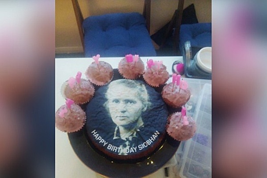 Поклоннице Мэрайи Кэри по ошибке подарили торт с портретом Марии Кюри