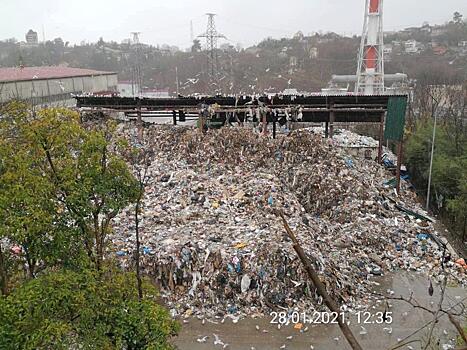 Жители Сочи жалуются на мусорную гору в черте города