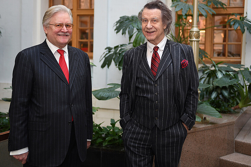 Режиссер Юрий Кара (слева) и художник Александр Шилов перед началом торжественной церемонии награждения деятелей культуры и искусства государственными наградами РФ и ведомственными наградами Минкультуры России. Екатерина Чеснокова / РИА Новости, 2019 год