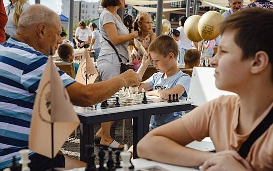 Два юных курянина одержали победу над гроссмейстером на фестивале шахмат