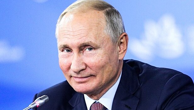 Путин разрешил отвязать детские пособия от прописки