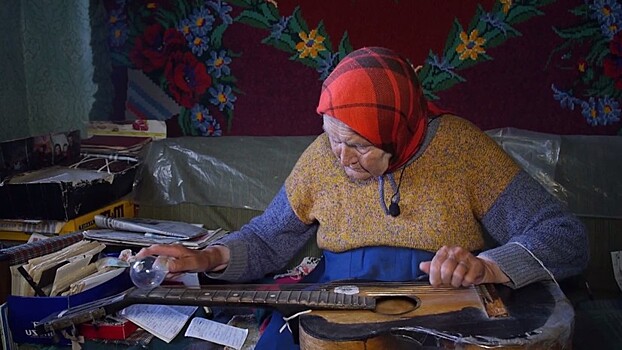 Пенсионерка из Белоруссии играет на гитаре с помощью лампы накаливания