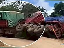 Лаосский дальнобойщик выпрыгнул из грузовика за мгновение до падения с утёса