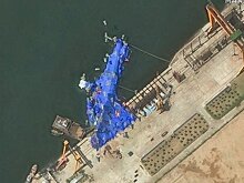 В Северной Корее подняли эсминец, опрокинувшийся при спуске на воду