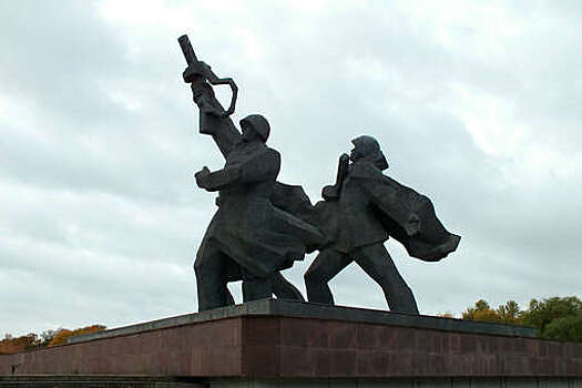 Рижская дума решила начать подготовку к демонтажу памятника советским воинам