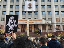 "Мы больше покойники, чем она": Славину похоронили с автозаками и криками "Палачи!"