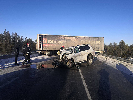 В ЯНАО погиб водитель внедорожника из-за столкновения с фурой