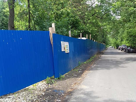 Сквер за синим забором: участок, попавший в программу «Городская среда», отдали под кафе