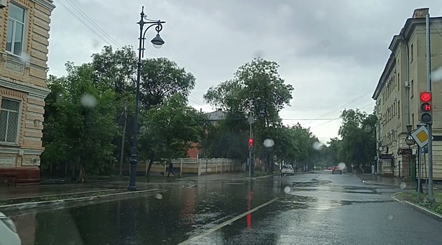 В Оренбурге из-за ливня некоторые дороги оказались затопленными