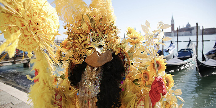«Вспомнить будущее»: в Венеции стартовал карнавал