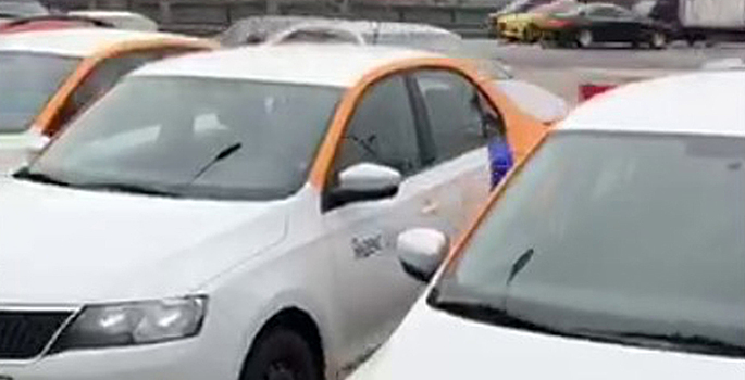 «Захвативший» московскую парковку каршеринг сняли на видео
