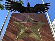 Школа №1205 рассказала про памятник советским летчикам