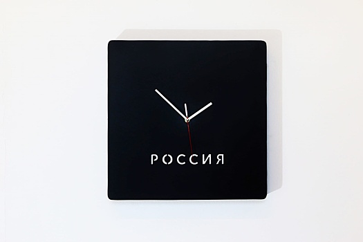Часы с идущими назад стрелками разместили на доме Немцова в Нижнем Новгороде