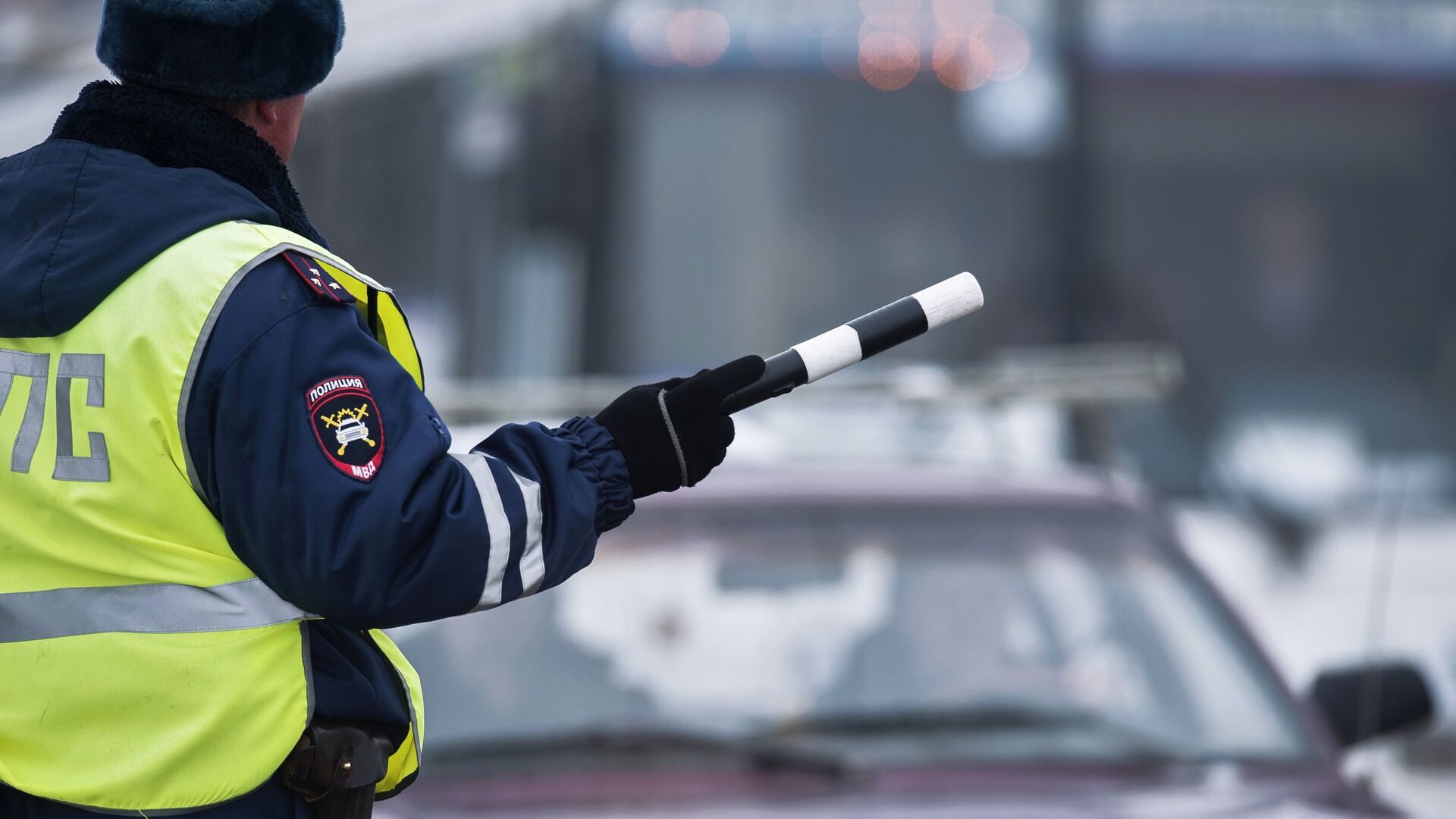 Жителя Москвы осудили на 5 лет колонии за зажатие руки гаишника стеклом машины