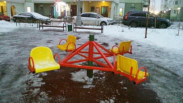 Детскую карусель отремонтировали на Рождественской улице
