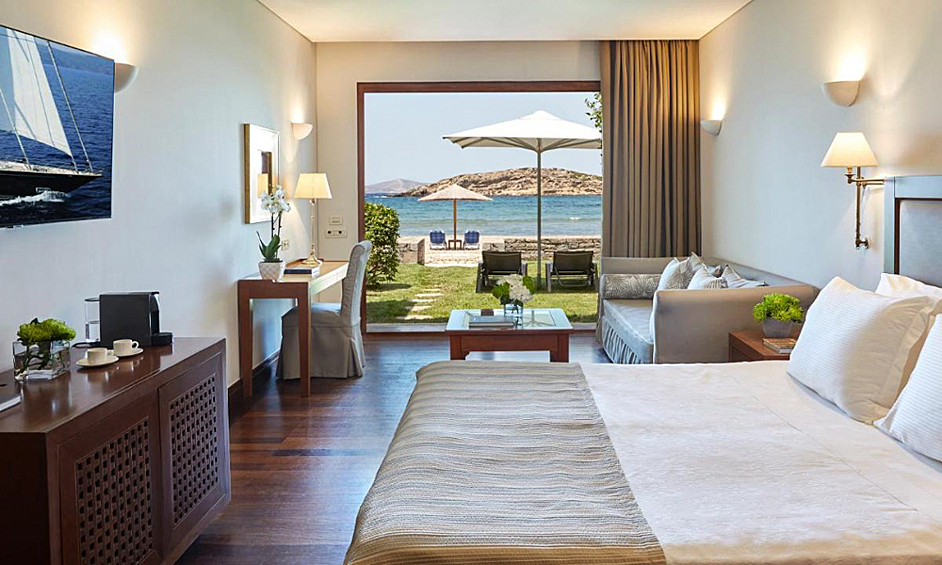 Grand Resort Lagonissi один из самых роскошных пляжных курортов рядом с Афинами, который предлагает бесконечное количество вариантов размещений. Но самым элитным считается Royal Villa, которое представляет собой luxury-дачу, где можно почувствовать запах моря и вкус спокойствия. Аренда виллы обойдется путешественникам в 3 миллиона рублей