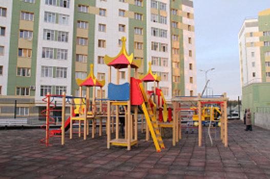 Детям всех возрастов: на Югорской отремонтировали игровую площадку