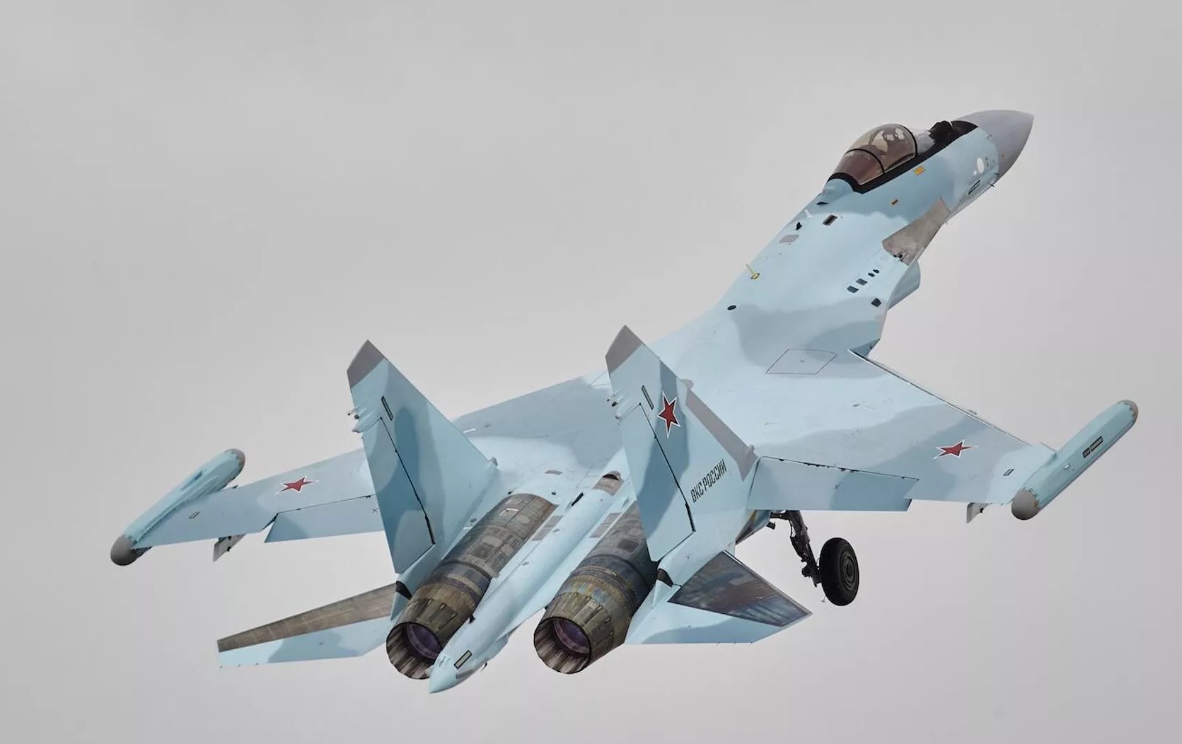 Су-35 и американский дрон опасно сблизились в небе над Сирией