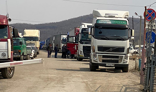 Электронную очередь для грузовиков запустили на российско-китайской границе в Приморье