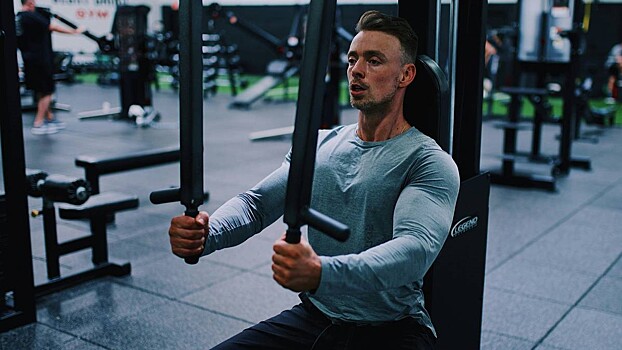 Как накачать мышцы груди в зале или дома? Топ-10 эффективных упражнений с пошаговой инструкцией