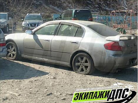 Skyline знаменитый своими «автоподставами» обнаружили во Владивостоке со спущенными колесами