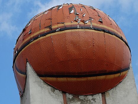 Челябинскому дворцу пионеров выкатили круглую сумму за демонтаж облезлого баскетбольного мяча