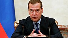 Медведев осмотрел цеха завода по производству лекарств в Москве