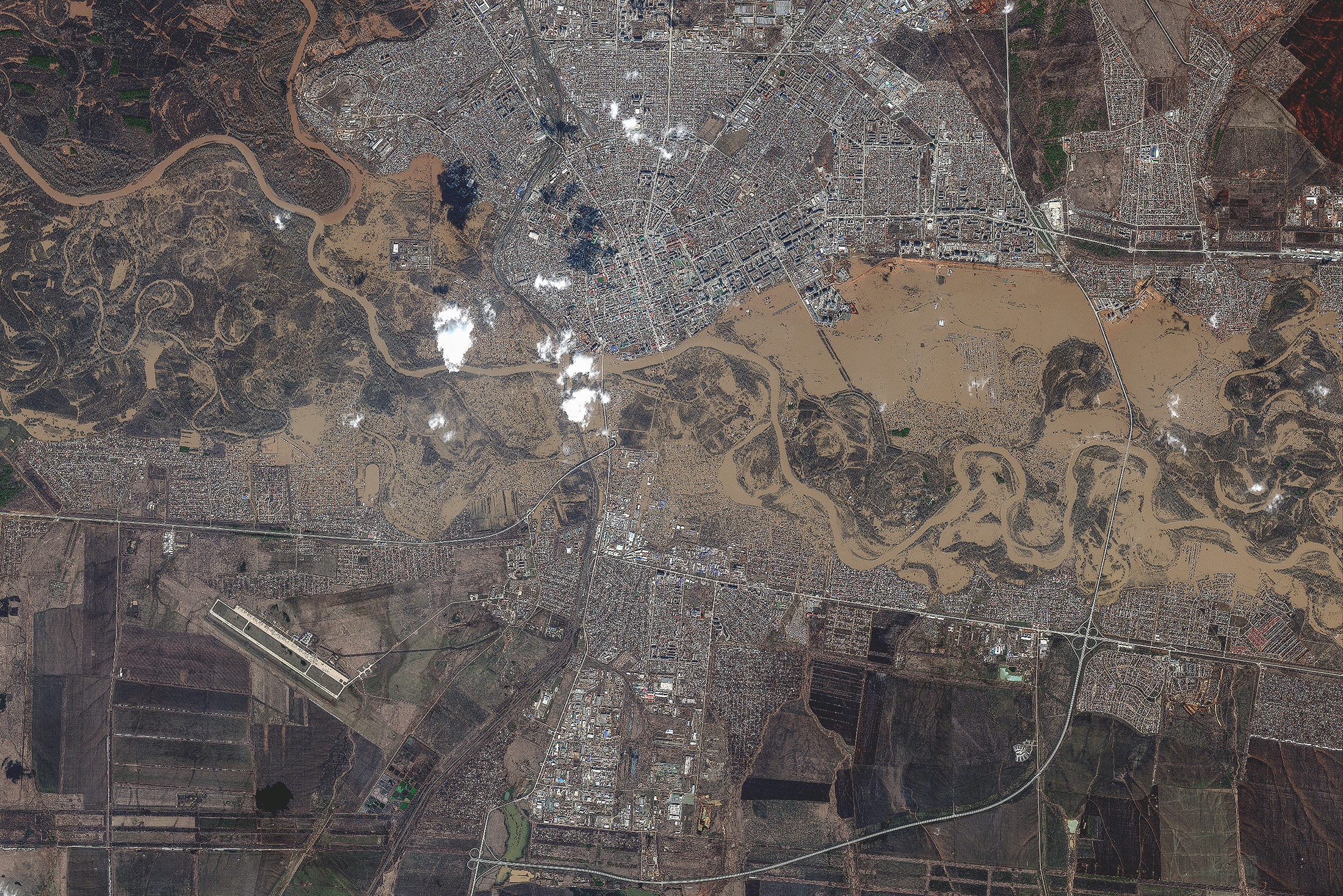 «Роскосмос» опубликовал новое спутниковое фото паводка в Оренбургской области