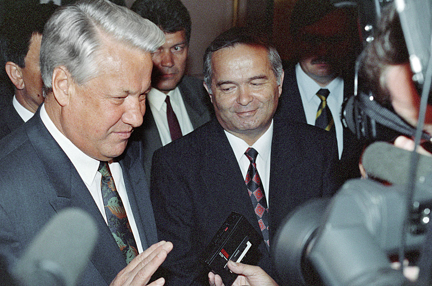 Президент РФ Борис Ельцин (слева) и Президент Узбекистана Ислам Каримов после подписания договора, 1992