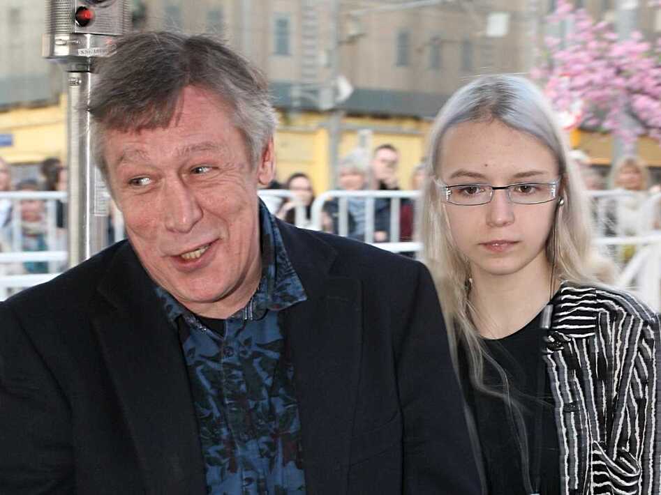 Дочь михаила ефремова фото Миша очень переживает": что происходит со странной дочерью Ефремова - Рамблер/но