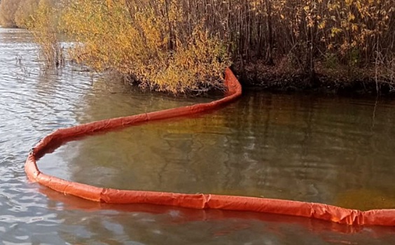 Пролитое на новосибирскую улицу масло из грузовика попало в реку Обь