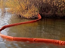 Пролитое на новосибирскую улицу масло из грузовика попало в реку Обь