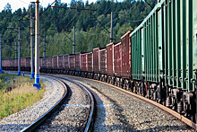Власти Кривого Рога сообщили, что работа железной дороги остановлена после взрывов
