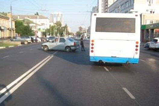 В Белгороде Renault Logan столкнулся с автобусом