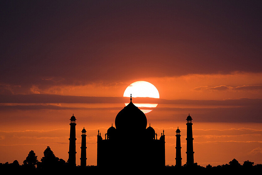 Индийский Тадж-Махал в Агре. Говорят, мультипликаторы вдохновлялись именно этой мечетью. Кстати, в мультфильме город главного героя Аладдина и его возлюбленной Жасмин назывался Аграба.