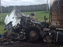 На тюменской трассе после ДТП вспыхнули фура и Audi - двое погибших