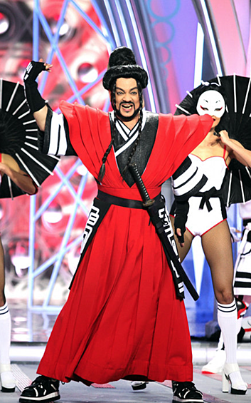 Поп-король отечественной сцены Филип Киркоров решил выйти на сцену в образе самурая и смотрелся бы, может быть, даже аутентично, если бы не модные кроссовки, выглядывающие из-под кимоно.