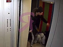 В Уфе девушки устроили побоище в подъезде дома и сломали лифт