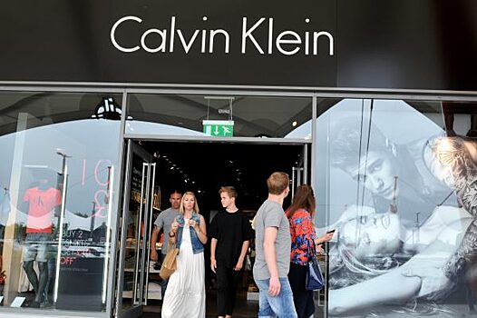 Calvin Klein подвергся критике за сексизм в рекламе