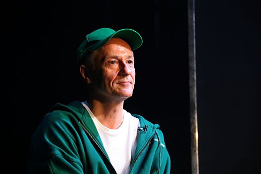 «Жгучий красавчик». Меньшиков предстал перед поклонниками в новом модном образе