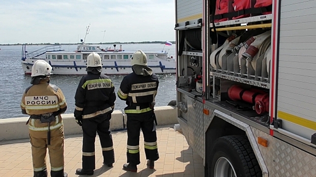 В Волгограде спасатели ликвидировали условный пожар на речном судне