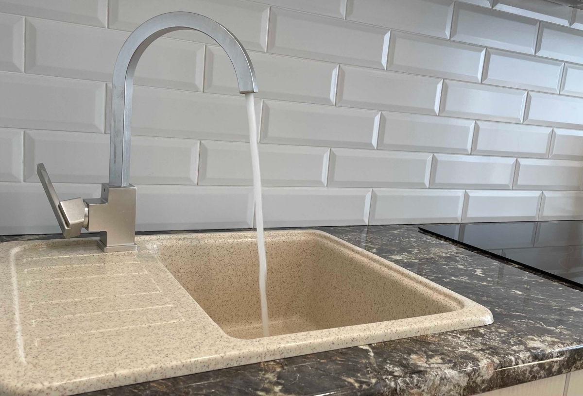 На экстренном заседании омские депутаты согласовали увеличение в 2,5 раза предельного индекса роста …