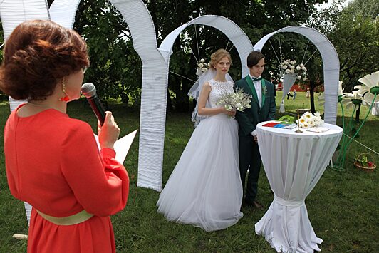 Более 1800 пар приурочили свои свадьбы ко Дню Города