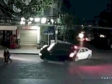 Автомобиль неожиданно опрокинул легковушку на пешеходов