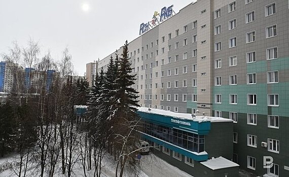 Врачи Республиканской больницы возложили цветы к стеле "Памяти медиков, погибших