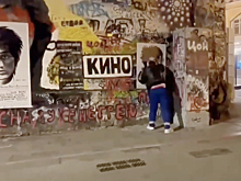 Стену Цоя в Москве снова пришлось восстанавливать. Поклонники музыканта работали всю ночь